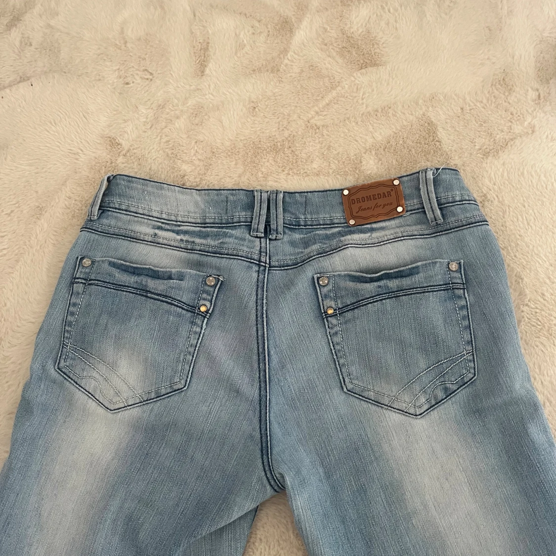 Ljusblå lågmidjade och utsvängda jeans - 4