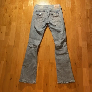 True Religion ljusblå bootcut jeans - Ljusblåa bootcut jeans från True Religion i strorlek 25 med slitningar. skriv för mer info eller på detaljer :)