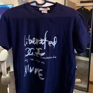 Tshirt - En blå märkes tshirt i storlek xs väldigt fin och trendig. Unisex, inga defekter mycket bra skick.