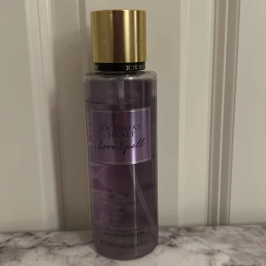Victoria's Secret Love Spell mist - Populär body mist från Victoria's Secret i doften Love Spell. Perfekt för dig som vill ha en fräsch och ungdomlig touch. Volym: 250 ml.