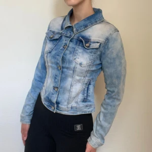 Jeansjacka - Fin jeansjacka i storlek S! Bra skick. Köparen står för frakten men kan även mötas upp i Uppsala, Knivsta eller Sigtuna. Tveka inte att fråga mig om något! 🔹