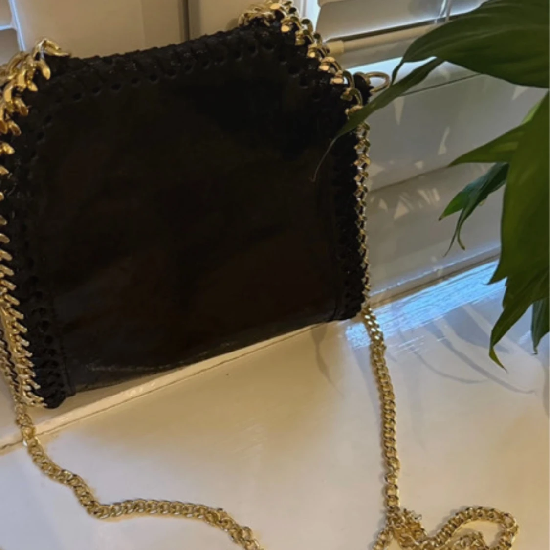 Svart axelväska med guldkedja från Italien - 1