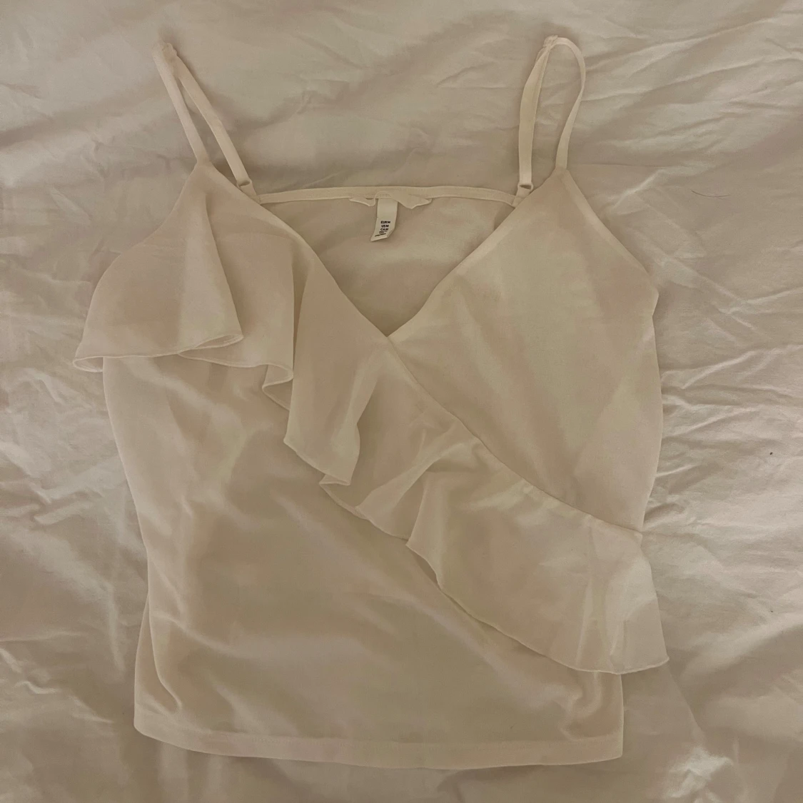 Vit omlott linnetopp med volang