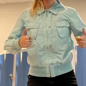 Blå jacka - Säljer dendär skitcoola blå jackan då den inte kommer till så mcyket användning. Har köpt den second hand så lappen finns tyvärr inte kvar… skriv mer för mer info😊🙏