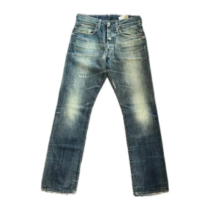 G Star jeans - Galen wash på dessa jeans med snyggt slitage som lagats. Otroligt fet fade och snygg passform