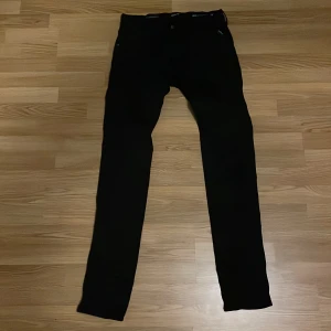 Svarta Replay Anbass Hyperflex jeans - Säljer nu dessa svarta replay anbass hyperflex jeans med slim fit då de inte kommer till användning. Använda kankse 4-5 gånger. Storlek W30 L34. Passar dig runt 185-195. Jättebra skick då de som sagt knappt blivit använda. Bytes mot andra jeans som till exempel Dondup, Tiger of Sweden, Replay, Jacob Cohën osv. Eller köp för 449. Nypris 1299.