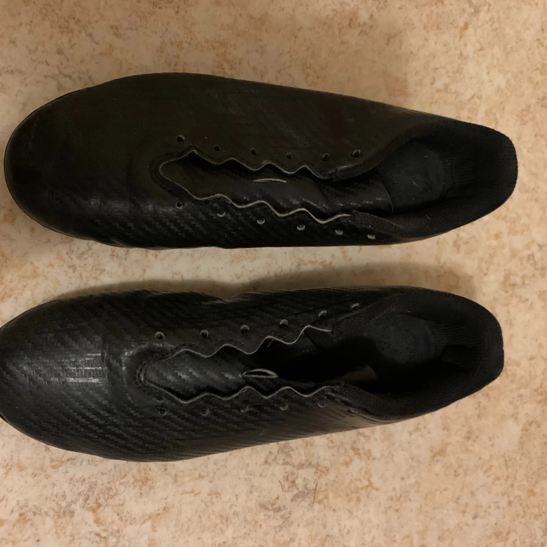 Svarta fotbollsskor från Adidas - 1