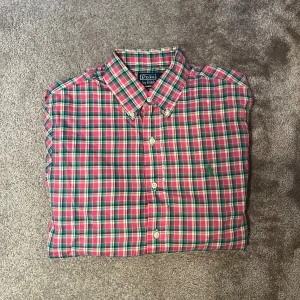 Rutig skjorta - Säljer en randig Ralph lauren skjorta i mycket bra skick. Skjortan är i storlek S och i modellen slim fit. 