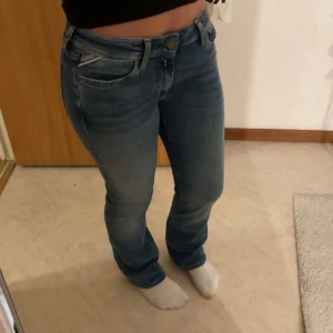 Blå bootcut jeans från replay  - Aldrig använda,jättebra skick Lågmidjade 