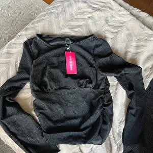  glittrig topp  - En svart glittrig långärmad topp från SHEIN  i storlek L. Aldrig använd prislapp sitter kvar 
