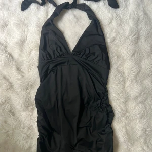Svart klänning - Svart ba klänning med v ringning som knyts i ryggen