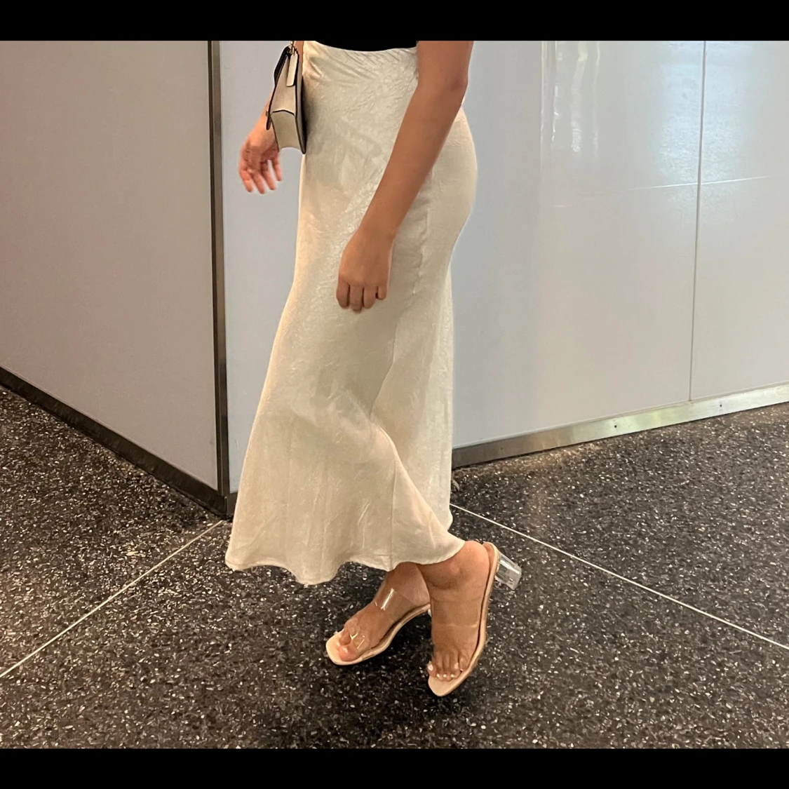 Vit långkjol i satin