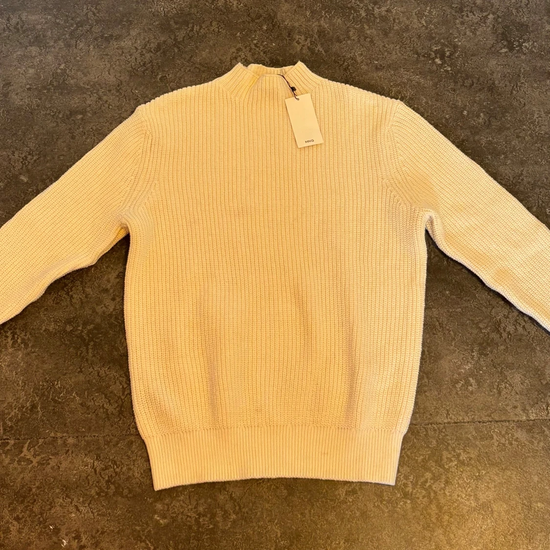 Vit stickad från Mango - 1