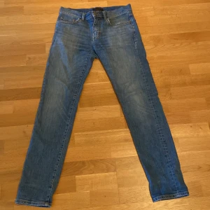 Blå jeans i straight fit - Säljer ett par klassiska blå jeans med fem fickor och rak passform. Jeansen har normal midja och är tillverkade i ett mjukt denimtyg som ger en avslappnad känsla. Perfekta för dig som gillar en enkel och dem passar dig som gillar lite mer casual 