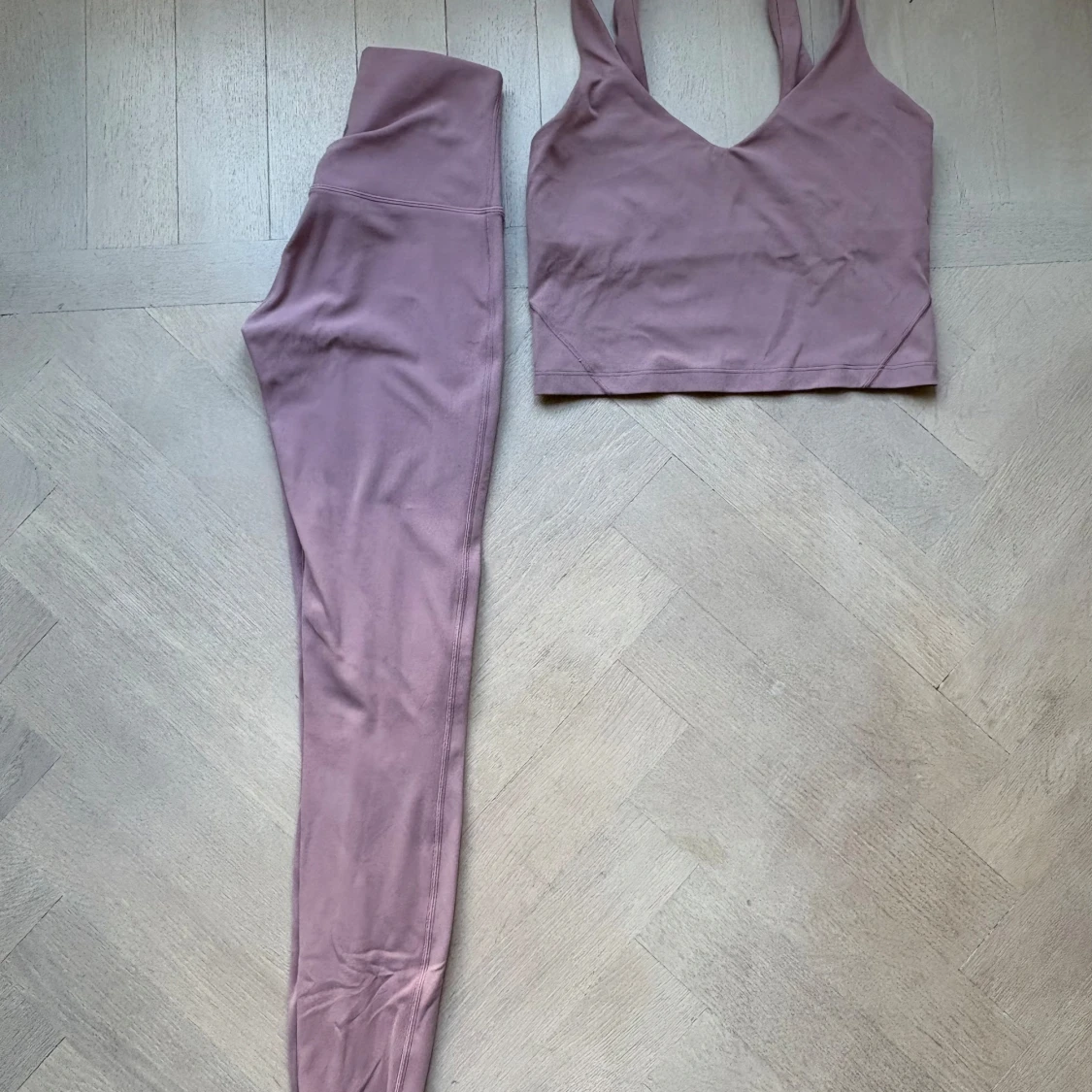 Lila/rosa tränings sett från Lululemon