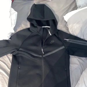 Svart Nike hoodiejacka med dragkedja - Säljer den för den it passade mig 