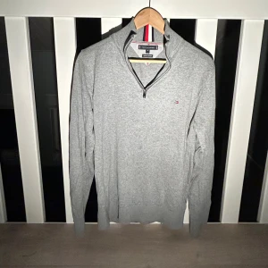 Tommy Hilfiger hoodie - Säljer denna tvär sköna stickade Tommy hilfiger i storlek M men passar S. Inga tecken på användning. Hör gärna av er vid frågor!