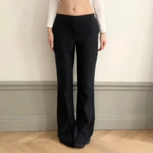 Marinblå  kostymbyxor i bomull - Snygga marinblåa byxor med bootcut passform och klassiska fickor fram och bak. Byxorna är tillverkade i mjuk bomull och har en stilren look som passar perfekt till en trendig vardagsstil.