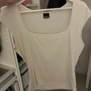 Topp från gina - Säljer denna ofwhite toppen från Gina storlek L 