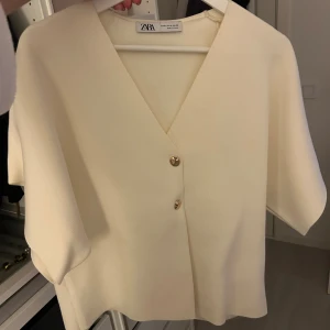 Zara topp - Säljer denna virala topp från Zara storlek xl men passar även m/l