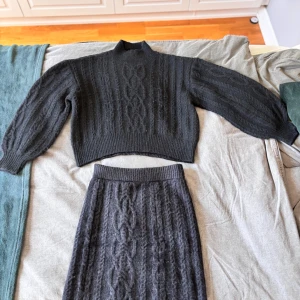 Svart stickat sätt - super gulligt sätt ifrån Ullared, använt 1 gång då jag inte tycker det klär mig💖storlek XS, passar också S💖