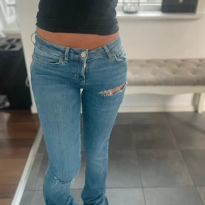 Blå slitna jeans  - Snygga jeans från Zara. Perfekta för dig som gillar en avslappnad och trendig look.💗💗