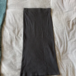 Svart ribbad långkjol - Vet inte vartifrån den är då lappar är avklippta, men super fin i skicket💖storlek S