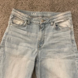 Ljusblå raka jeans från LAB Industries - Baggy jeans från LAB. De är uppsydda så ca 5 cm kortare än de ska men det får lätt att sprätta upp eftersom jag aldrig klippte de(se bild). Ett pyttelitet hål på baksidan men det syns inte när man har de på sig. Säljer för att det inte riktigt är min stil!