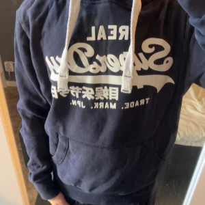Superdry hoodie  - Superdry hoodie - Marinblå - Storlek: Medium - Bra skick, använd men inga synliga defekter - Nypris: 949kr - Mitt pris: 399kr - hör av dig vid funderingar 💫