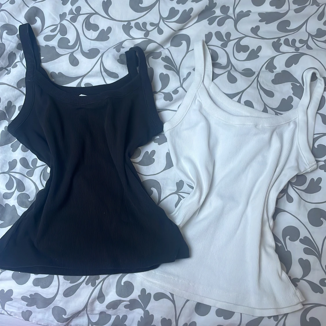 2 ribbade linnen från H&M svart & vit