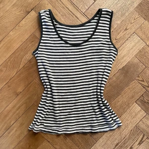 Randig ribbat linne - jättesöt randig topp som är ribbad vågrätt, den är lite för tajt i armhålorna och lite stor i kroppen för mig, säljer därför🧚‍♂️ köpt på second hand❣️ skulle säga att det är typ strl S