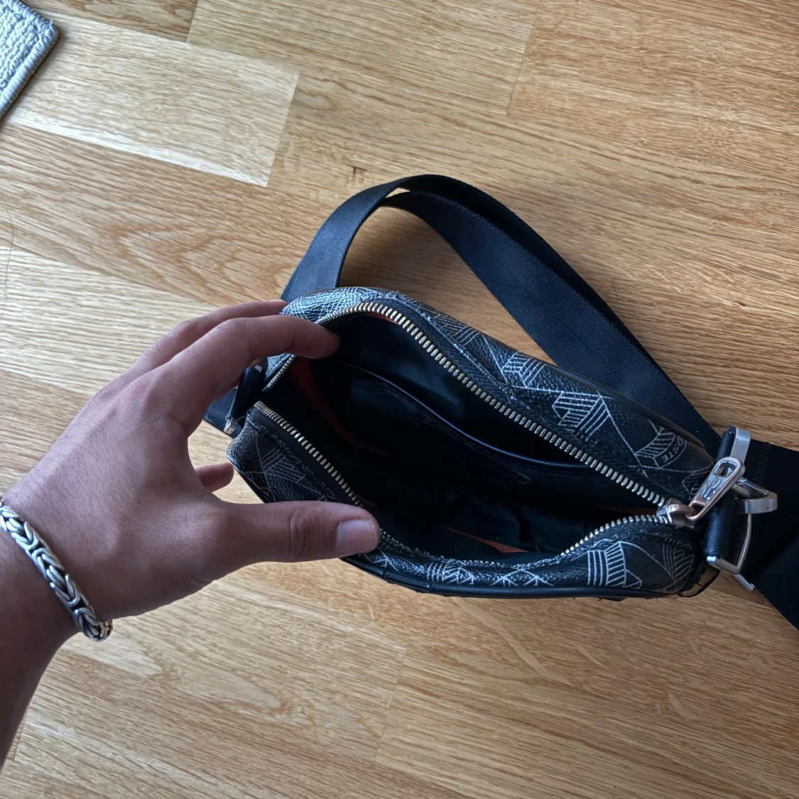 Svart axelväska från Lacoste - 2