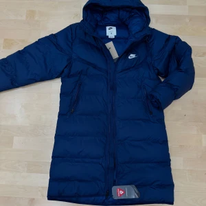 NIKE MILLER PARKA JACKET 💙🦕 - säljer en helt ny blå nike miller parka jacket slutsålt överallt ny pris på jackan är 3500 men jag säljer för 2500 eftersom den inte passar mig, perfekt för dem som vill gå med stil i vintern,vid intressen och funderingar skriv privat, FÖRST TILL KVARN 🏆🥇