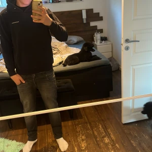 Svart hoodie från peak performance  - Svart hoodie från peak performance med diskret logga på bröstet. Klassisk modell med huva och långa ärmar, perfekt för chill dagar. Mjuk och skön bomullskvalitet som passar året runt.