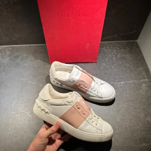 Valentino Garavani Open sneakers 37 - Hejsan! Jag säljer nu dessa riktigt feta valentino open tjej skor i storlek 37! Dem är i väldigt bra skick och har nästan inget tecken på användning! BARA BOX HÄNGER MED! Hör av er om ni har frågor!😀