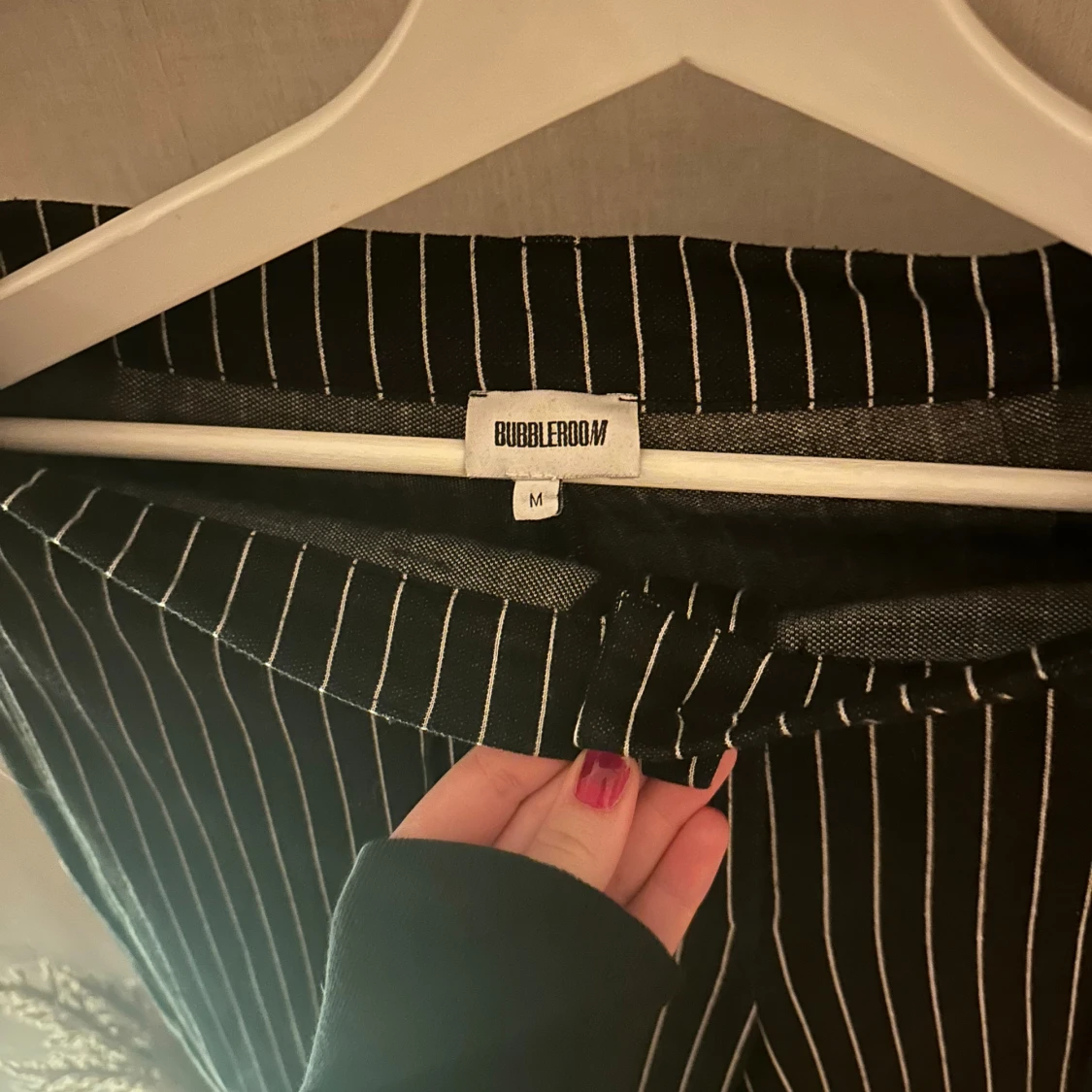 Svarta randiga kostymbyxor från Bubbleroom - 2