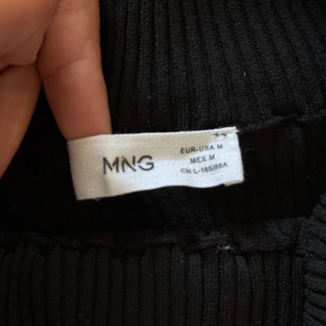 Svart långärmad offshoulder klänning MNG - 1