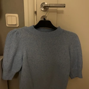 Stickad tröja  - Blå stickad tröja med puffärmar från Vero Moda i storlek XS💙🩵aldrig använd så i nyskick!