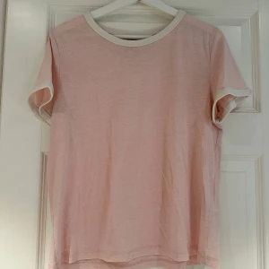 Ljusrosa t-shirt  - Ljusrosa T-shirt från H&M i storlek L💕