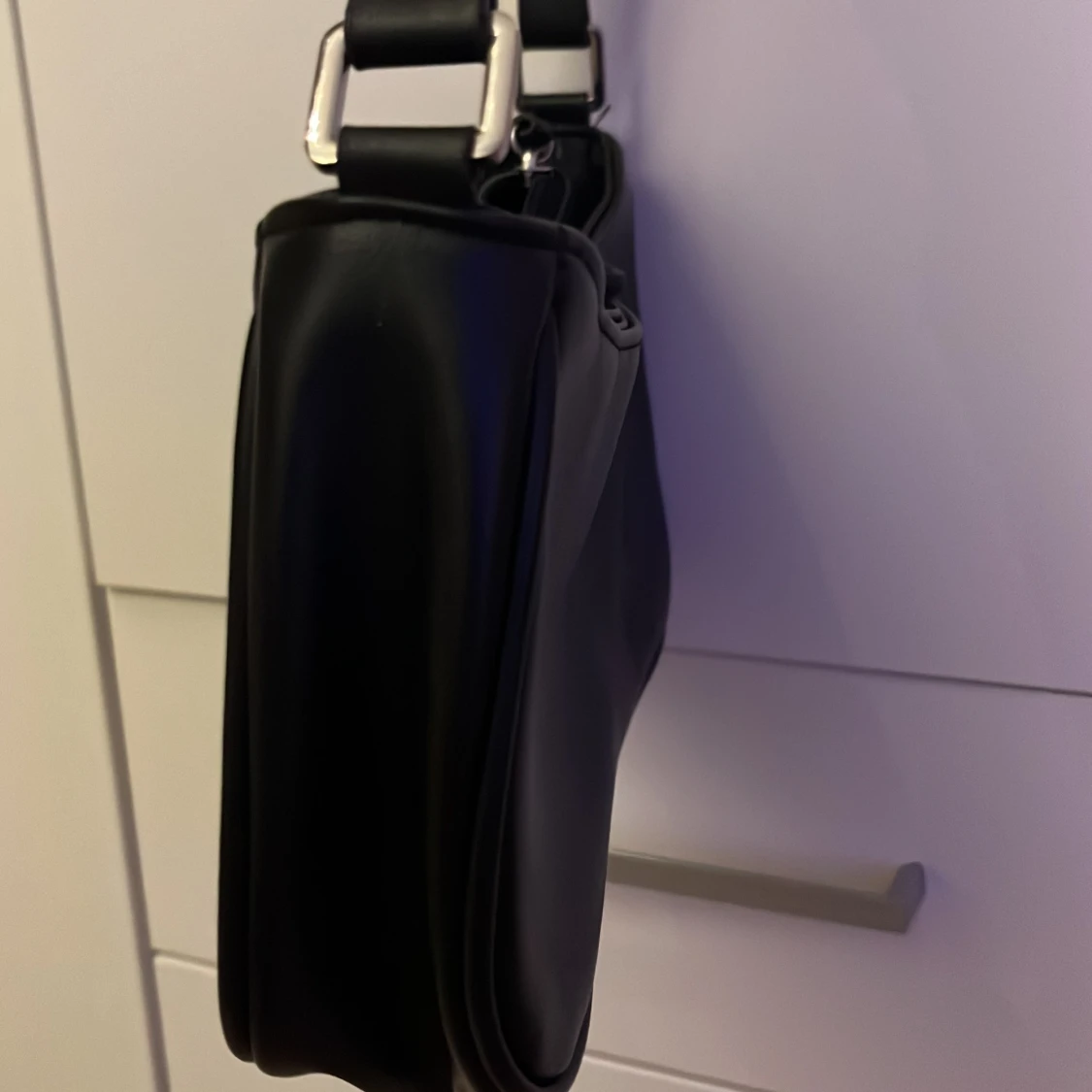 Svart axelväska från Monki - 4