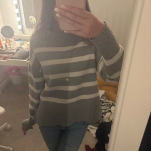 Randig grå stickad tröja - Mysig stickad tröja i grått med vita ränder. 