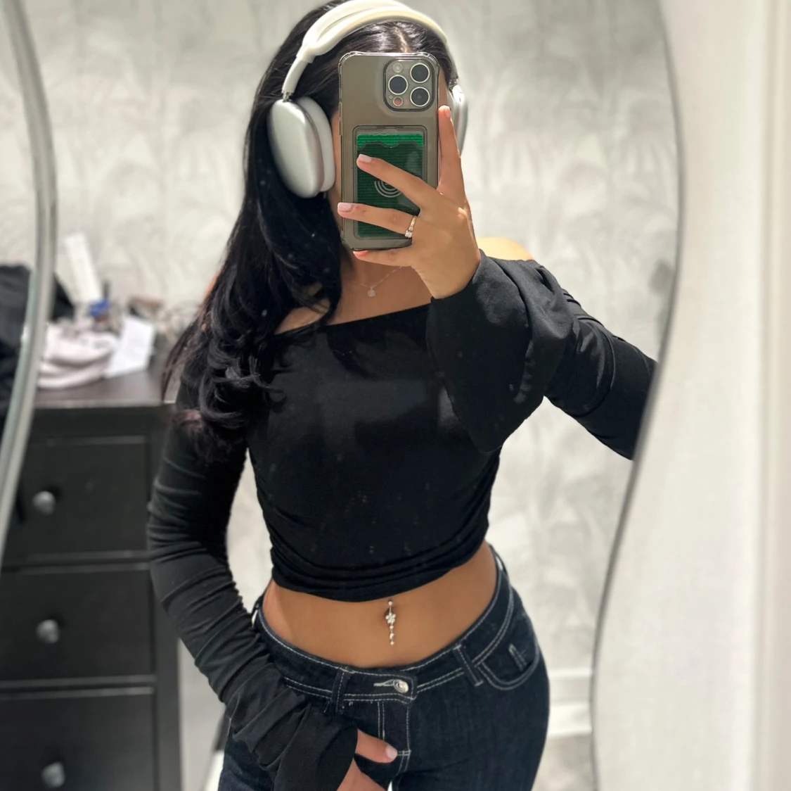 Svart offshoulder croppad topp