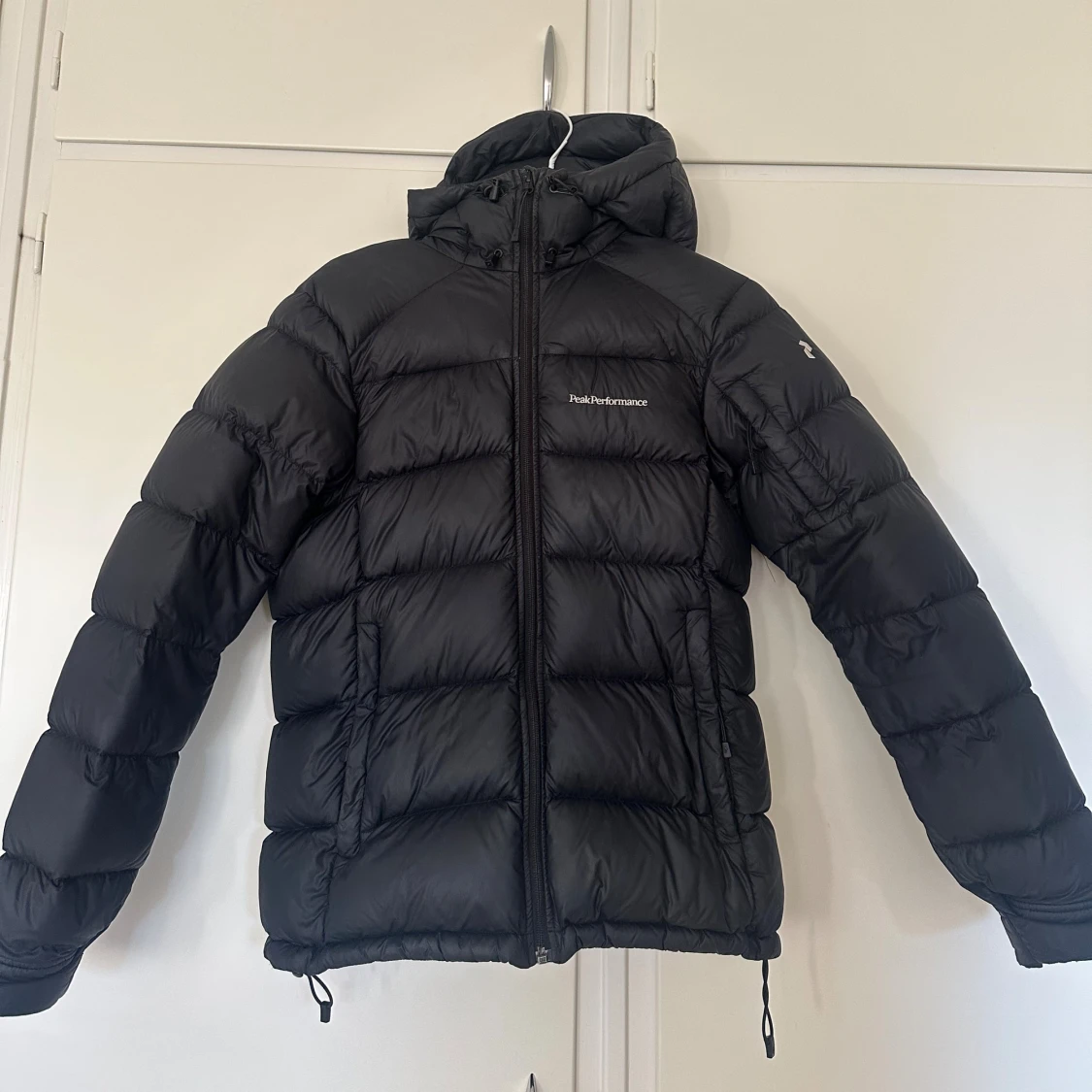 Svart dunjacka Peak Performance