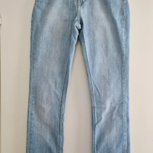 Ljusblå stretchjeans från Filippa K - Snygga ljusblå jeans från Filippa K i modellen Niki Soft Stretch. Klassisk femficksdesign, raka ben och ganska tight passform.  Stl W29/L34