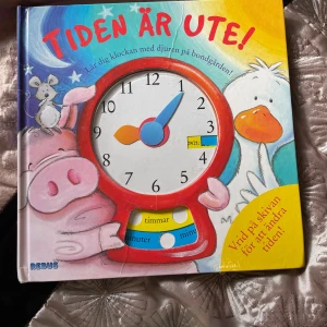 Tiden är ute! - En färgglad och interaktiv bok där du lär dig klockan tillsammans med djuren på bondgården! Vrid på visarna och hjälp djuren att hinna med alla sysslor innan tiden är ute. Perfekt för dig som vill ha kul och samtidigt lära dig något nytt.