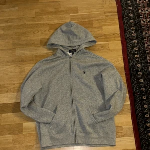 Grå hoodie från Polo Ralph Lauren XL - Snygg grå hoodie från rarph lauren i stolek 18-20 vilket motsvarar till S i storlek kontakta mig om ni har några frågor👍