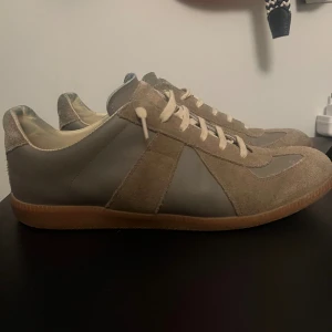 Snygga maison margiela gats - Riktigt snygga gats som änvnds flera gånger. Storlek 44 och passar perfekt. Dammpåsarna ingår dessutom men ingen låda. 