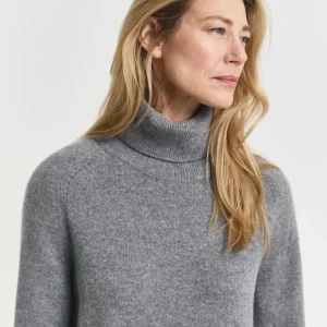 Grå stickad poloklänning - Mysig grå stickad klänning med polokrage och långa ärmar. Klänningen har en rak, loose passform och slutar strax under knäet. Perfekt för kyliga dagar och enkel att styla med boots eller sneakers. Från gant och använd fåtal gånger! Super fin och gosig. Nypris 2800💕