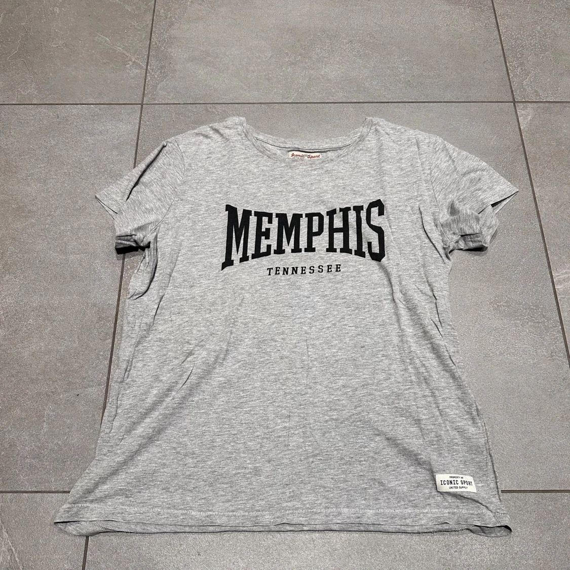 Grå t-shirt med Memphis-tryck