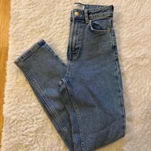 Blå högmidjade jeans - Snygga blå jeans från med hög midja. Aldrig använda. 
